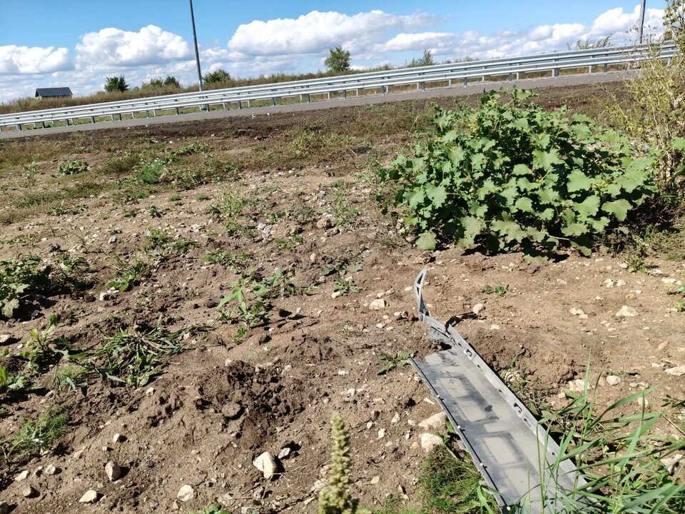 На месте трагедии много осколков, пластика и запчастей
Фото: Наталья АРТЯКОВА.