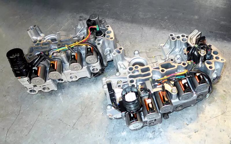 Гидроблоки очень похожи, хотя сами «плиты» разные – у нового вариатора модуль чуть крупнее, с большим количеством клапанов и датчиков. И тоже нет степ-мотора, который управляет давлением масла для изменения положения конусов. Гидравлика привода работает под управлением точно таких же одинаковых линейных соленоидов‑регуляторов. Их главный враг – грязное масло.Вариатор Jatco JF020E
📷
