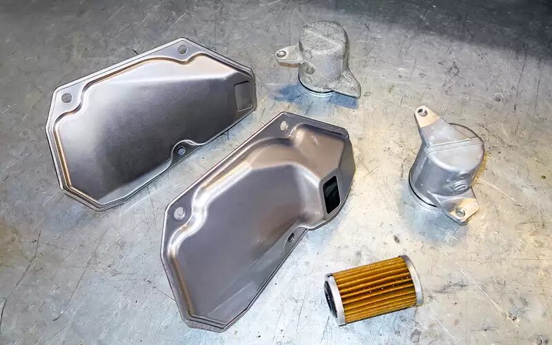 По конфигурации металлического корпуса фильтры грубой очистки разные (здесь и далее от новой коробки – справа на фото). А бумажный элемент фильтра тонкой очистки у обоих ­вариаторов идентичен и взаимозаменяем.Вариатор Jatco JF020E
📷
