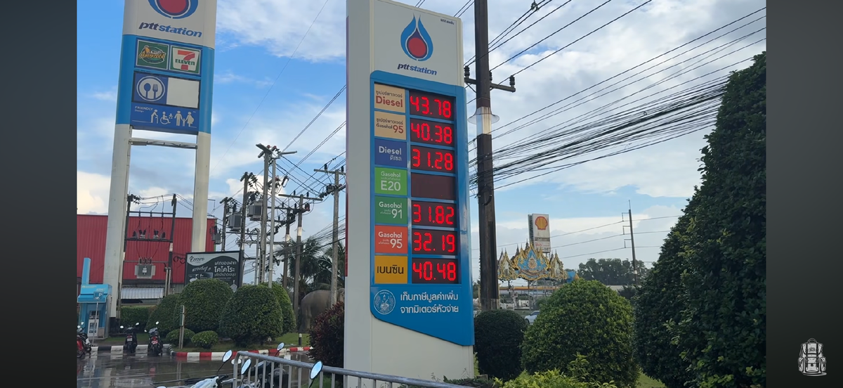 Табло с ценами на бензин и дизель на заправке.