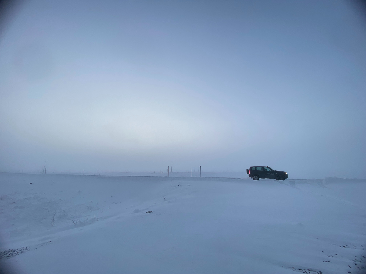 Когда собрался уехать на юг, но пока спал - замело все дороги. Фото из личного архива автора, © 2025 год. 