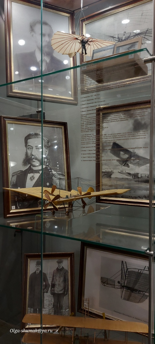 в центре Можайский и его самолет. из Музея Жуковского в Москве