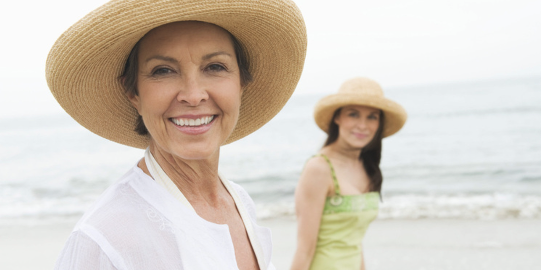 Цвет в одежде: какие оттенки освежают лицо в зрелом возрасте