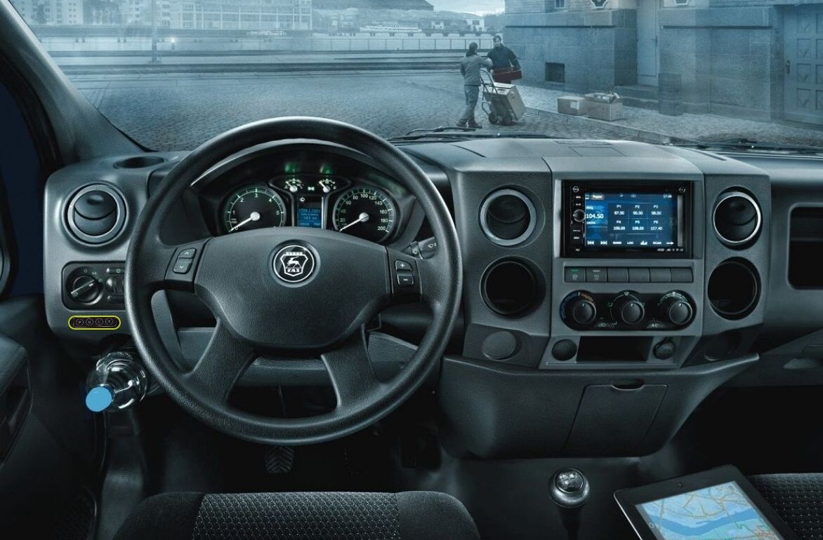 Приборная панель грузовика ГАЗель, в которую аккуратно вмонтирована клавиатура (слева от водителя)