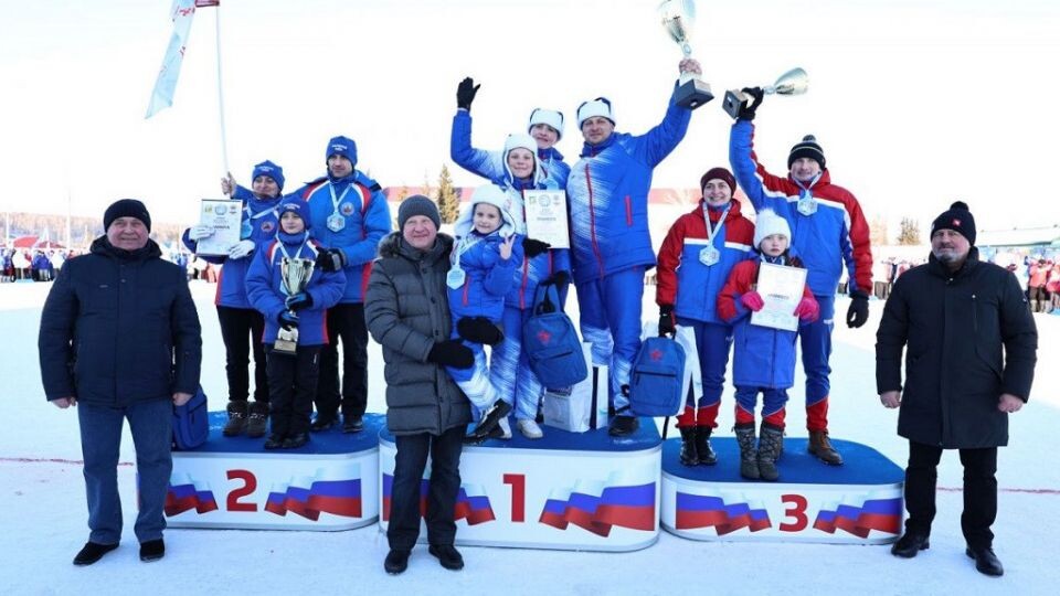    Фото: "Алтайский спорт" / Губернатор края Виктор Томенко, председатель АКЗС Александр Романенко и министр спорта Михаил Панфилов на церемонии награждения зимней краевой сельской олимпиады в Троицком