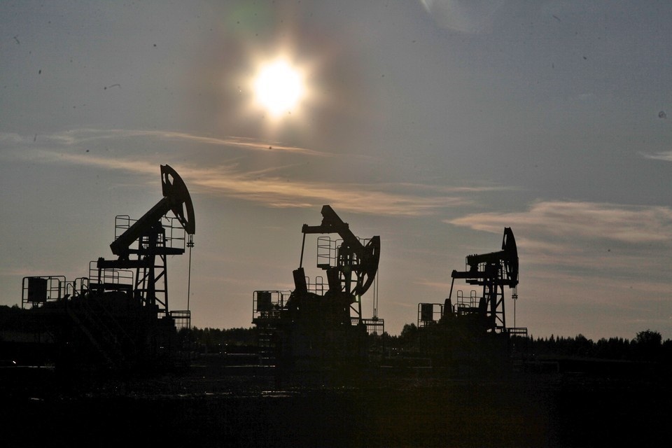    Reuters: Цены на нефть продолжили рост после отмены санкций США на топливо из РФ GLOBAL LOOK PRESS