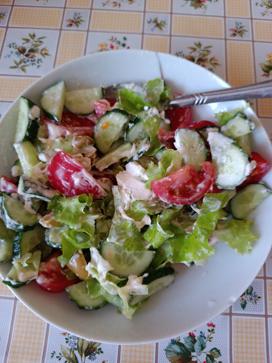 Огурец , помидоры, салат, оливки, сиртаки