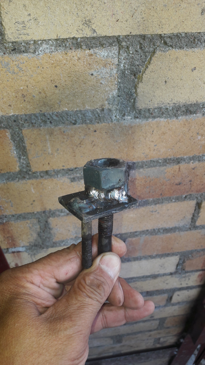 Конструкция с обваренными болтами.