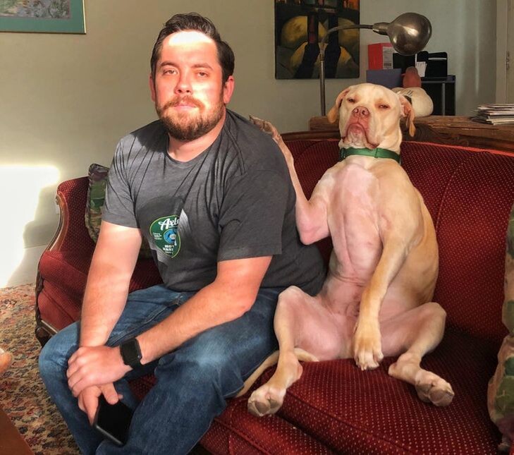 «Он показывает моей девушке, что я принадлежу ему»