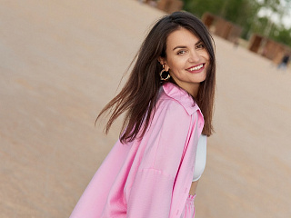 «Бояться синтетики — все равно что застрять в прошлом». Поговорили с основательницей бренда KRASA о платьях, разводе и доме в деревне