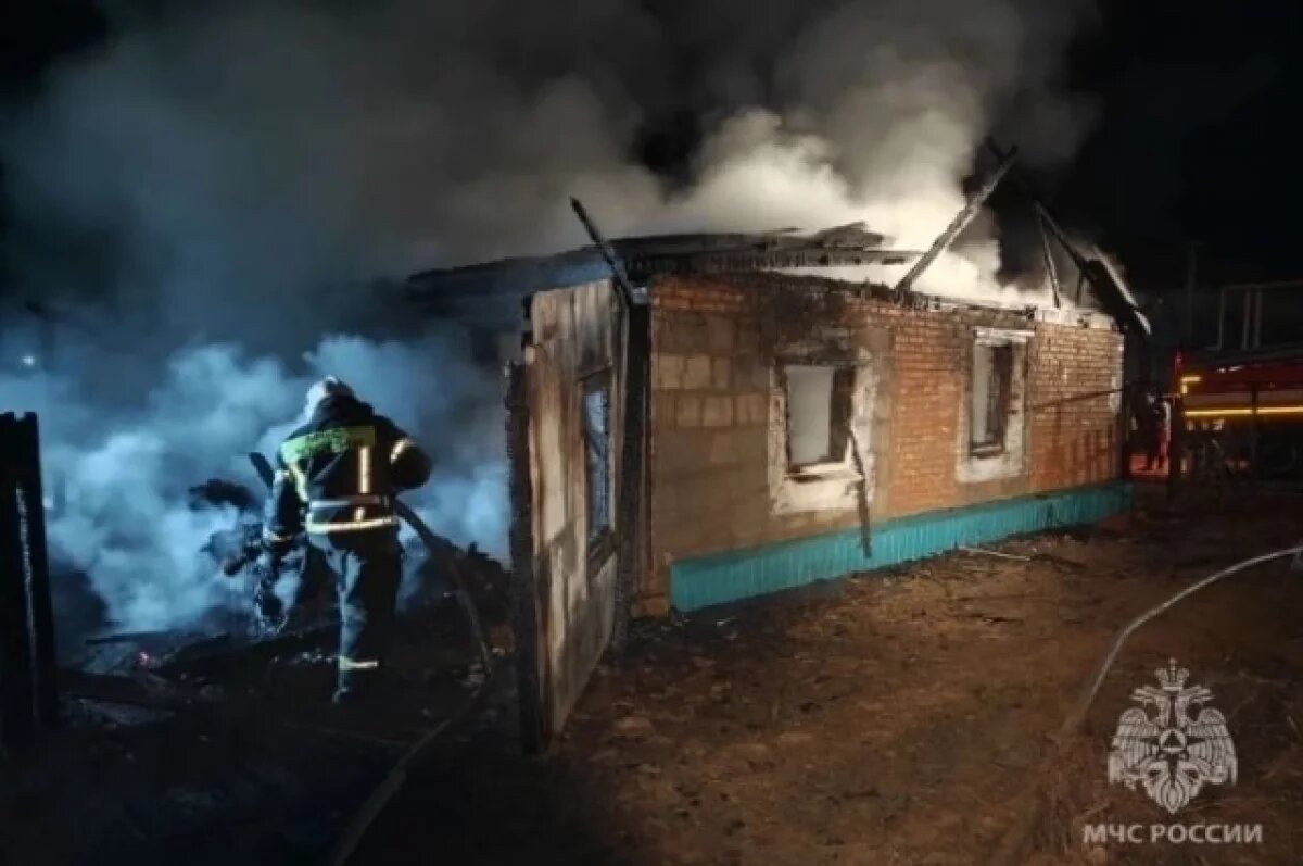    Двое детей и женщина погибли при пожаре в доме под Астраханью