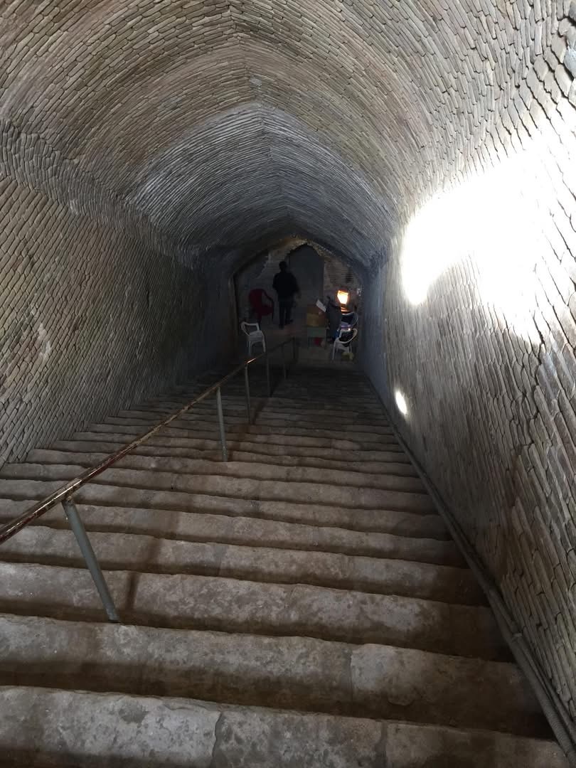 Сегодня туристы спускаются в подземный город через старинное водохранилище с высоким кирпичным куполом.