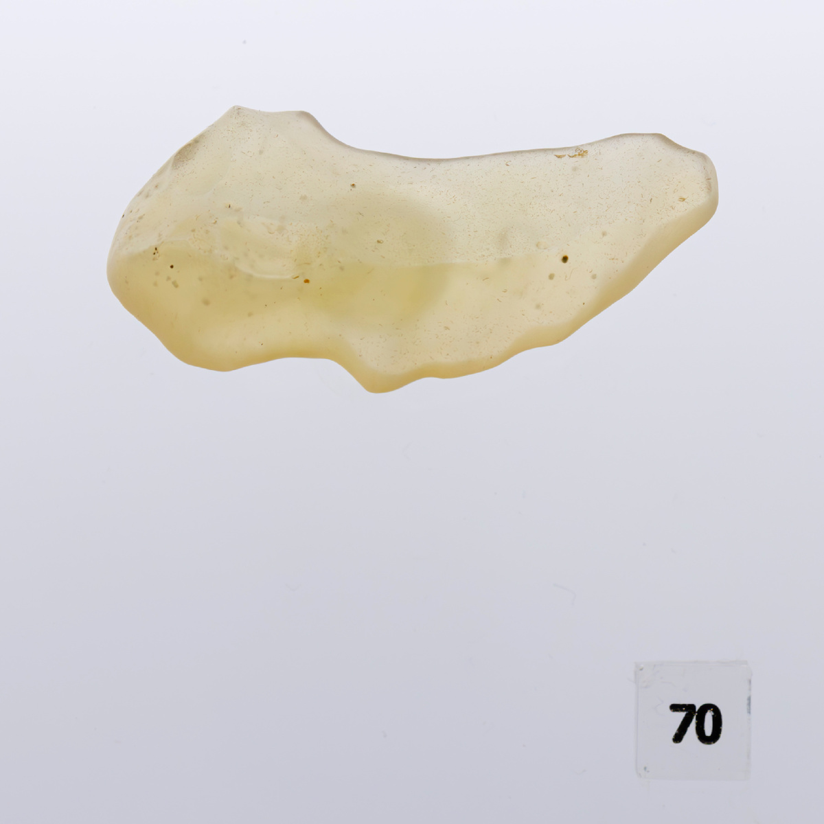 Ливийское стекло, масса 100 гр., размер 65х50х40 см. Образец найден в Ливийской пустыне (граница Египта и Ливии). Коллекция Московского планетария, № 70.