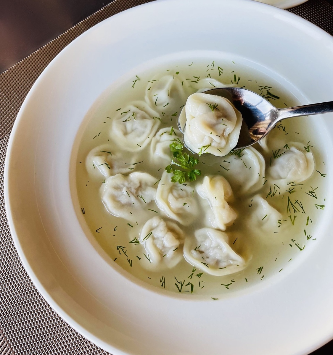 Вот такое блюдо часто готовила мама подруги, вот эти мини-пельмешки они готовили сами всей семьей и варили с бульоном, получался такой вот супчик