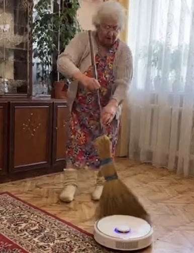 Бабушка активно участвовать в уборке квартиры . Особенно ей нравилось помогать пылесосу в уборке. Она его кормила крошками с пола)))