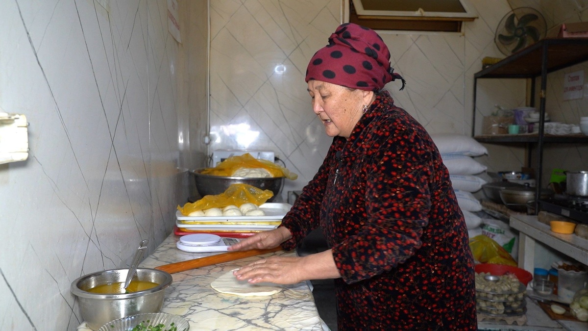    В Кыргызстане есть негласная столица каттамы – это Боомское ущелье, соединяющее Чуйскую долину и озеро Иссык-Куль. Существует легенда, что древние караванщики, преодолевавшие этот перевал, придумали каттаму как идеальную еду для дороги. Обильное количество масла и слоистая структура делают лепешки очень сытными, давая силы для сложного перехода через горы и не давая им быстро черстветь.