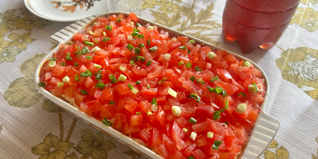 Нежный, сочный, простой: слоёный салат с помидорами, копчёной курицей и маринованным луком