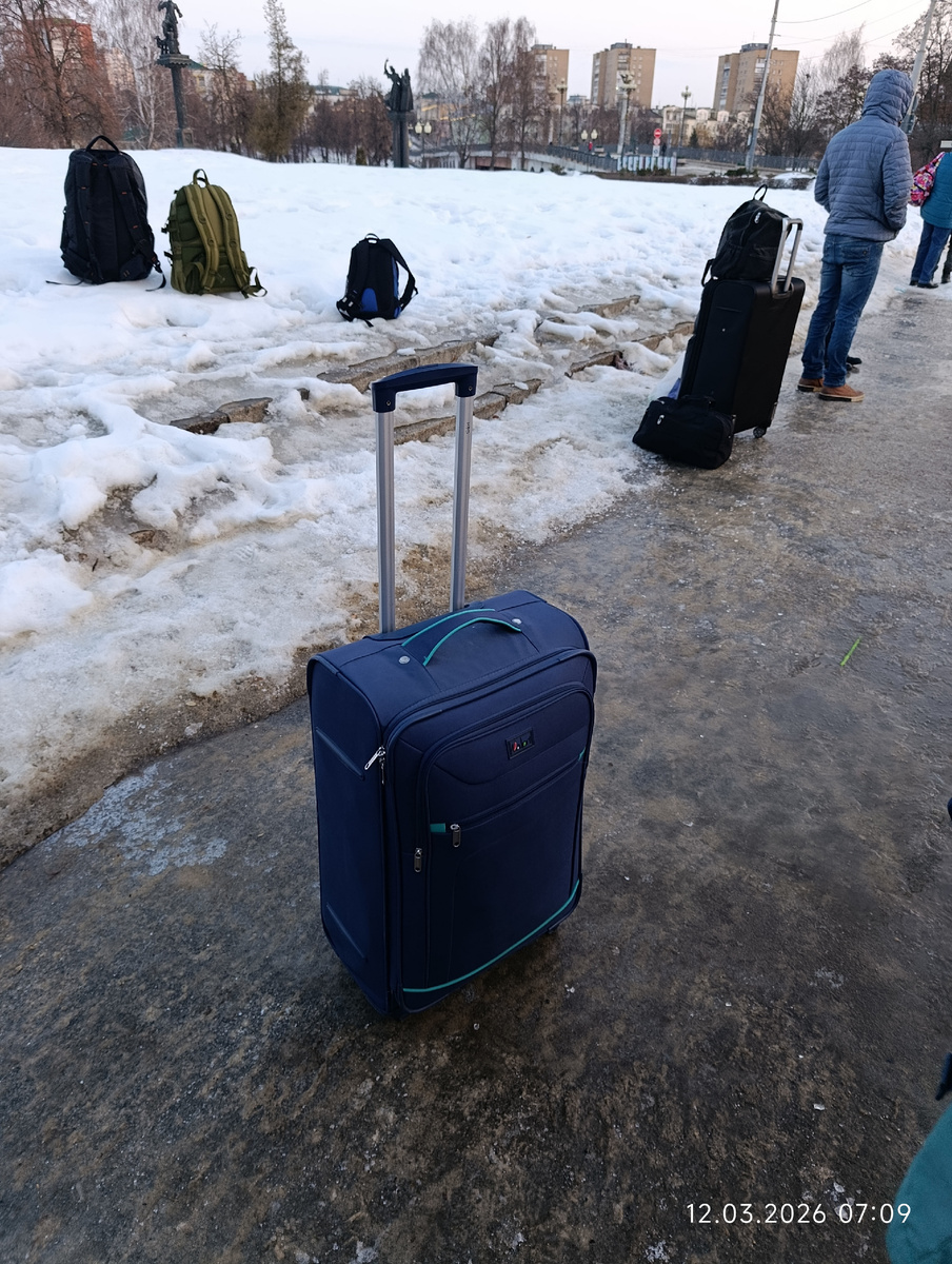 Ждём автобус.