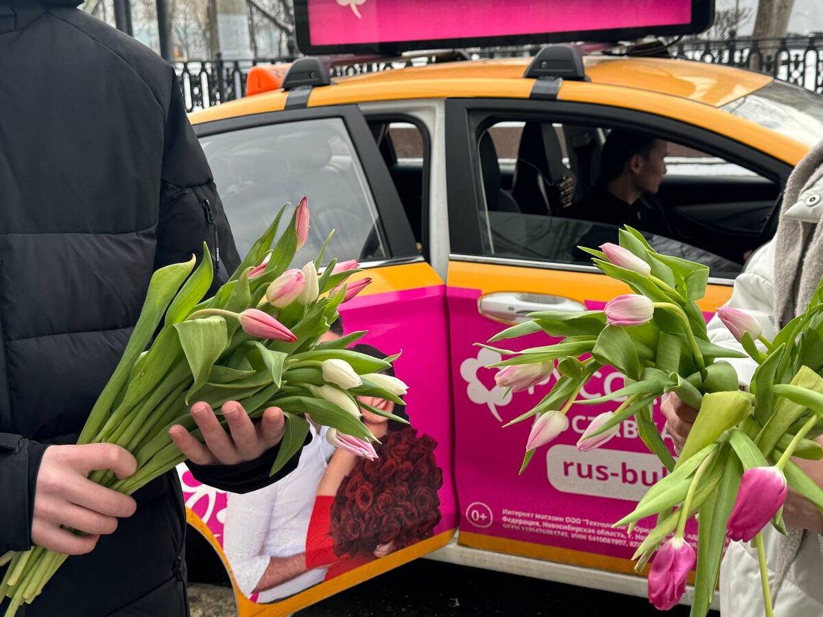 Волонтеры вручили более двух тысяч тюльпанов в центре Москвы