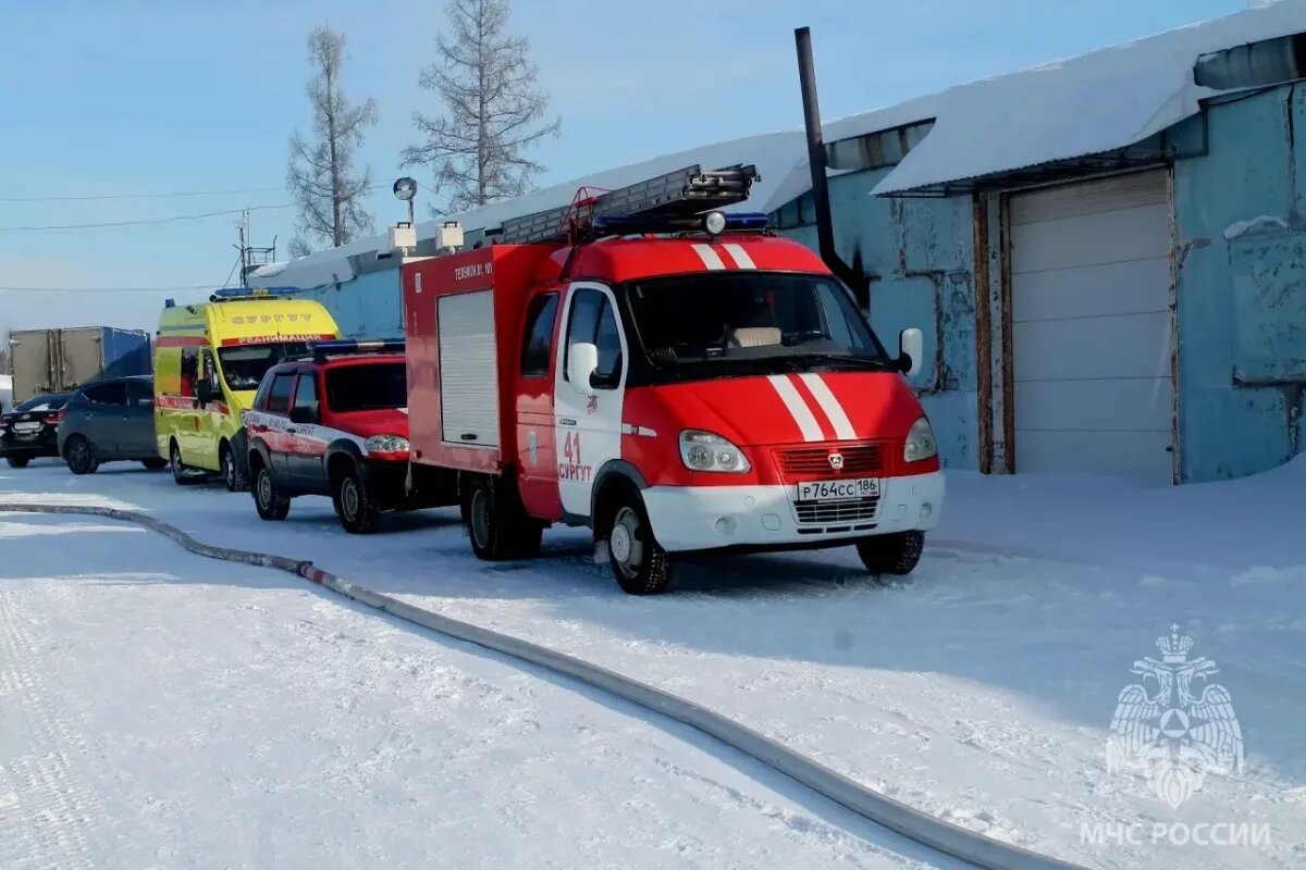    В Сургуте пожарные предотвратили взрыв при тушении пожара на складе