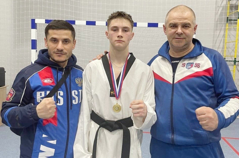    Вячеслав Шахрай (в центре)