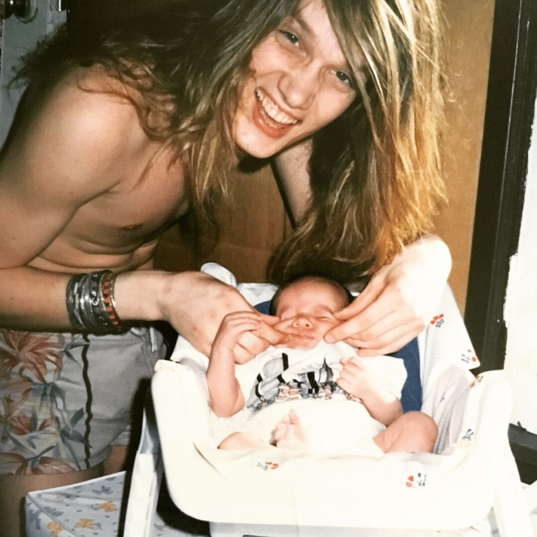 Редкий кадр из домашего архива: Себастьян Бах со своим первенцем в 1989 году. Пока вокалист SKID ROW покорял Голливуд, дома его ждала совсем другая жизнь