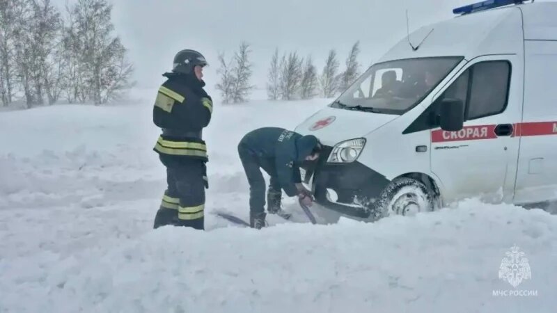     Пожарные помогают медикам прибыть к пациенту. Пресс-служба МЧС по Алтайскому краю