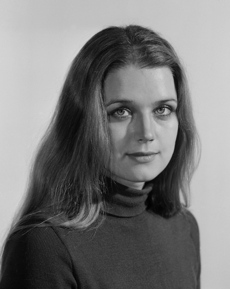    В юности Алфёрова играла в любительском театре, а после школы поступила в ГИТИС. Ещё студенткой актриса дебютировала в кино, снявшись в фильмах «Серебряные трубы», «Учитель пения» и «Алексеич» / globallookpress.com / Aleksandr Sternin