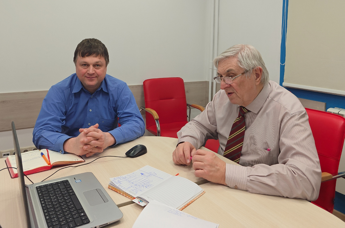 Слева направо: Модератор круглого стола Артур Цапенко, Научный руководитель Гражданского сообщества Виталий Волчков