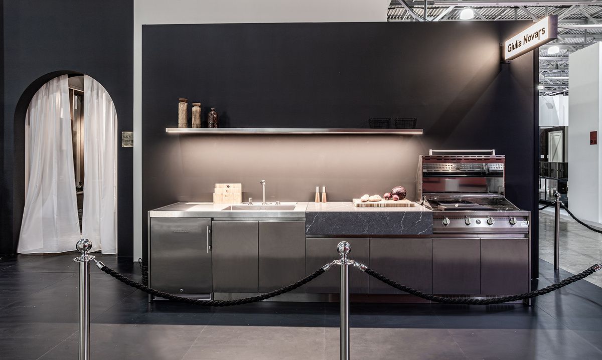 Кухня Outdoor впервые представлена на выставке Artdom 2026. Это новое направление кухонной мебели от компании Giulia Novars.
