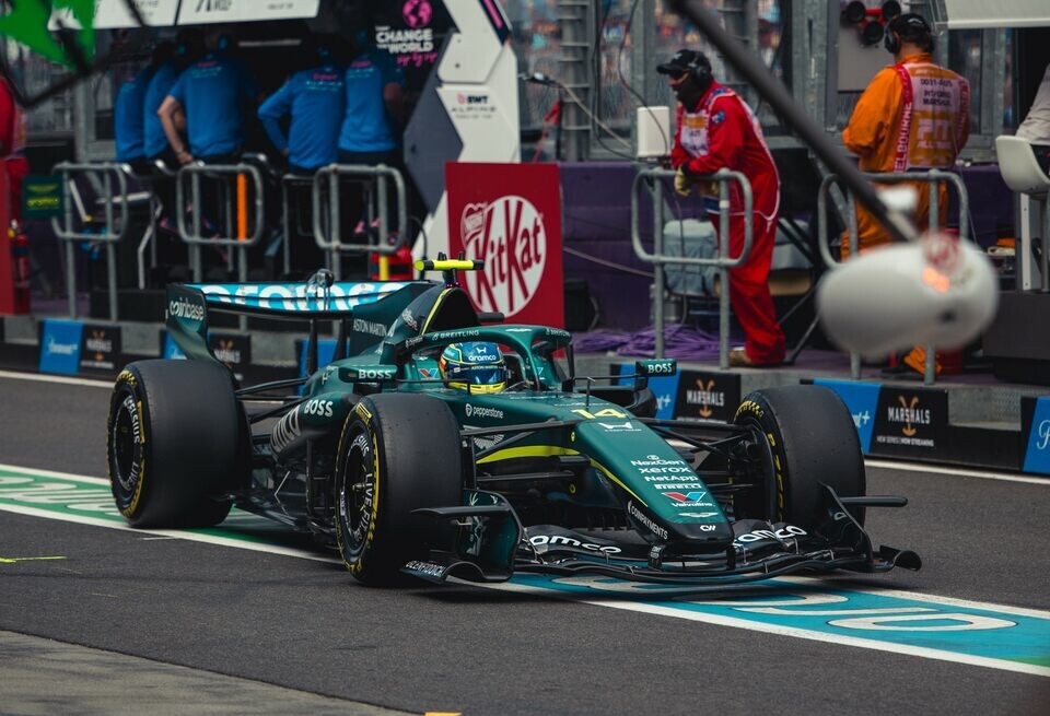    «Прогрев публики». Михаил Алёшин – о проблемах Алонсо со здоровьемAston Martin