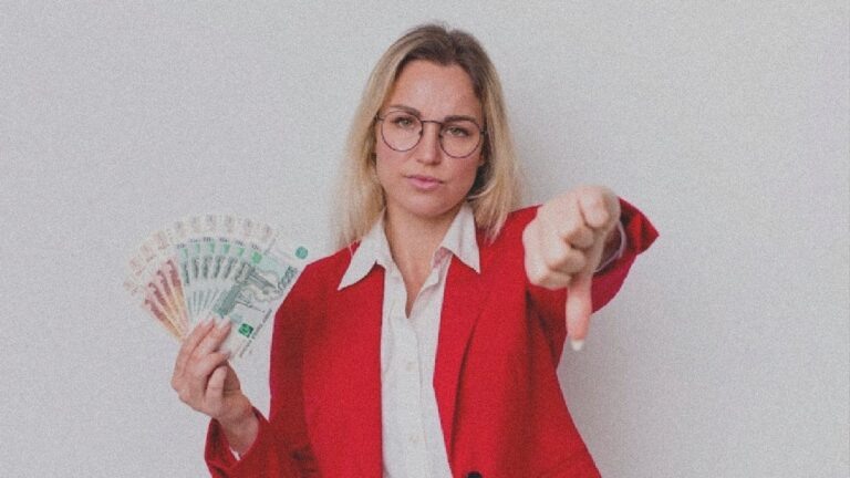    Иллюстрация к материалу: Деньги в семье: когда помощь близким мужчинам вредит отношениям