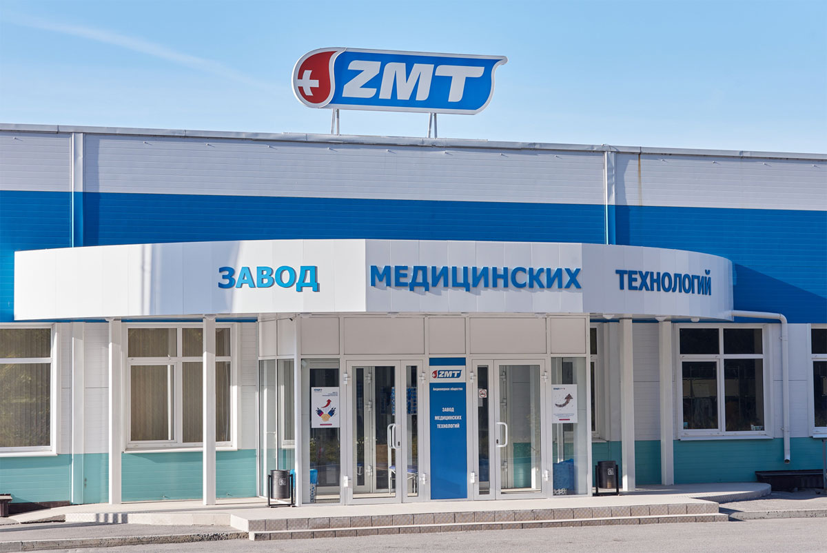    На Заводе Медицинских Технологий рабочие и руководство обсуждают стратегию за одним столом