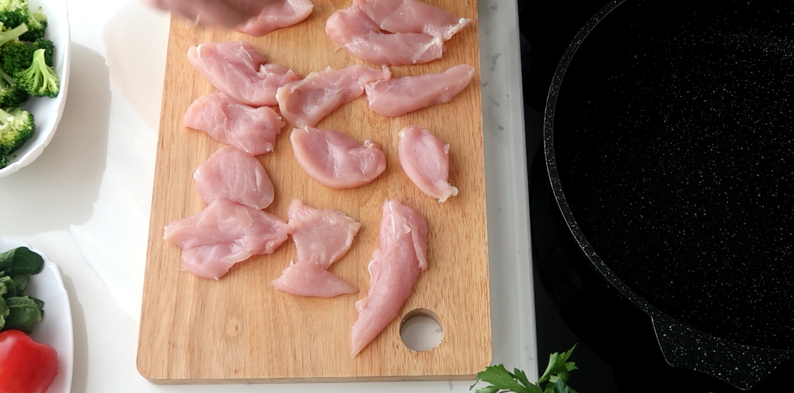 Нарезаем куриное филе