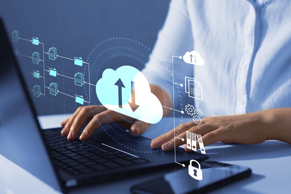    Облачное хранилище позволяет размещать файлы на удаленных серверах дата-центров, освобождая память устройств и обеспечивая доступ откуда угодно. / Фото: iStock