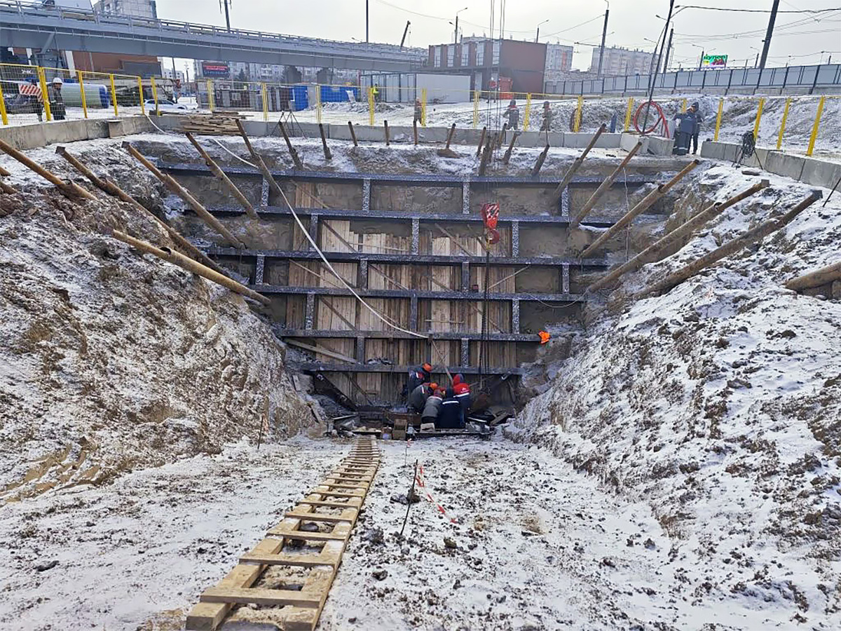     Эскалаторный тоннель будет длиной 70 м. Сейчас для него устанавливают первые временные кольца обделки