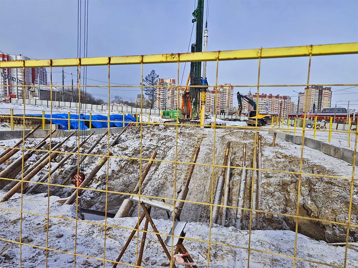     «Забор» из скважин строят, чтобы обеспечить замораживание грунта на время строительства вестибюля с эскалаторным тоннелем. Сейчас для этого монтируется система рассольной станции