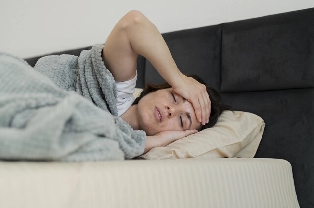    При постоянном недосыпании у человека падает работоспособность, рассеивается внимание, появляется дневная сонливость. Фото: freepik.com