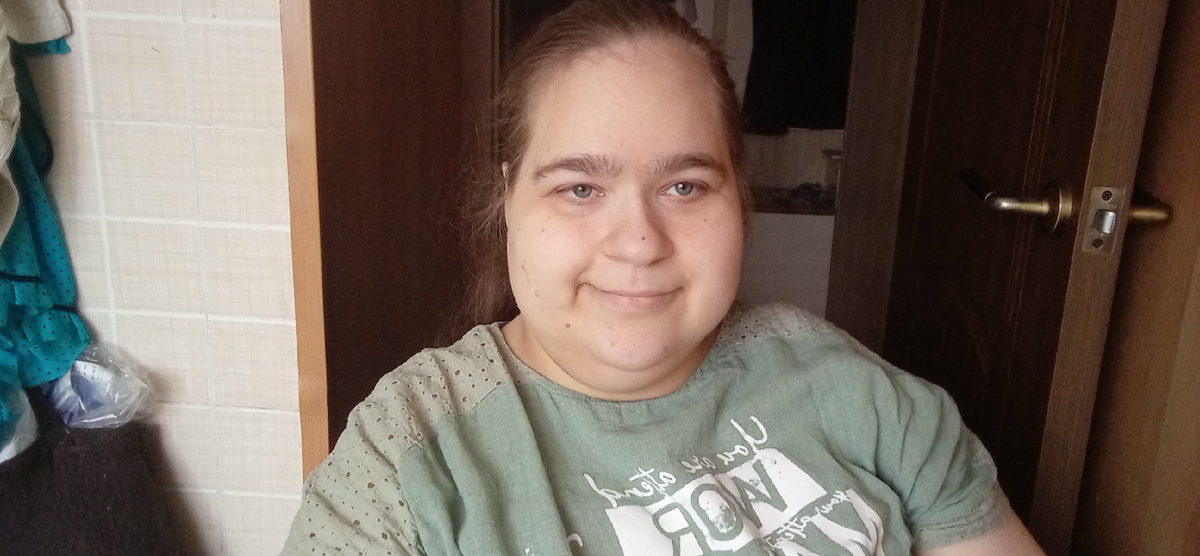 Добрый прекраснейший весенний вечер. Давайте с вами поболтаем, поболтаем вот о чем. Поработала потом поужинала со своим дядей и вернулась в свою комнату, иногда телефон бывает, оставляю на зарядке во время ужина, если пока, например, снимать не надо, а если снимать на твой телефон. Приходил с собой термокружку, я сейчас пока термокружку, использую, как кружку, непроливайку, просто наливаю воду, которая да я научилась наливать самостоятельно воду термокружку. Ну, скажем так комнатной температуры. Да и просто беру её с собой, а ну какие-то дни нужно было снимать, брал с собой термокружку и телефон соответственно со штативом научился всё это вместе, то носить и. Нет, скажем так, и не трудно сделать то, что я хожу на железные табуретки по квартире иногда бывает, что термокружка может убежать раньше времени, но это редкие случаи, очень редкие случаи. Начинает отстал она раз, начинает падать меня там, это пакетик есть, я раз в пакетик положила термокку и понесла, куда мне там надо на кухню, чтобы водички с вечера налить и чтобы была не водичка. И тогда обратно. Иногда с пакетиком и без пакетика, ну смотрю по обстоятельствам и действую по обстоятельствам. Всем хорошего отдыха и хороших выходных. Пишите комментарии, ставьте лайки, подписывайтесь на канал до скорой встречи.