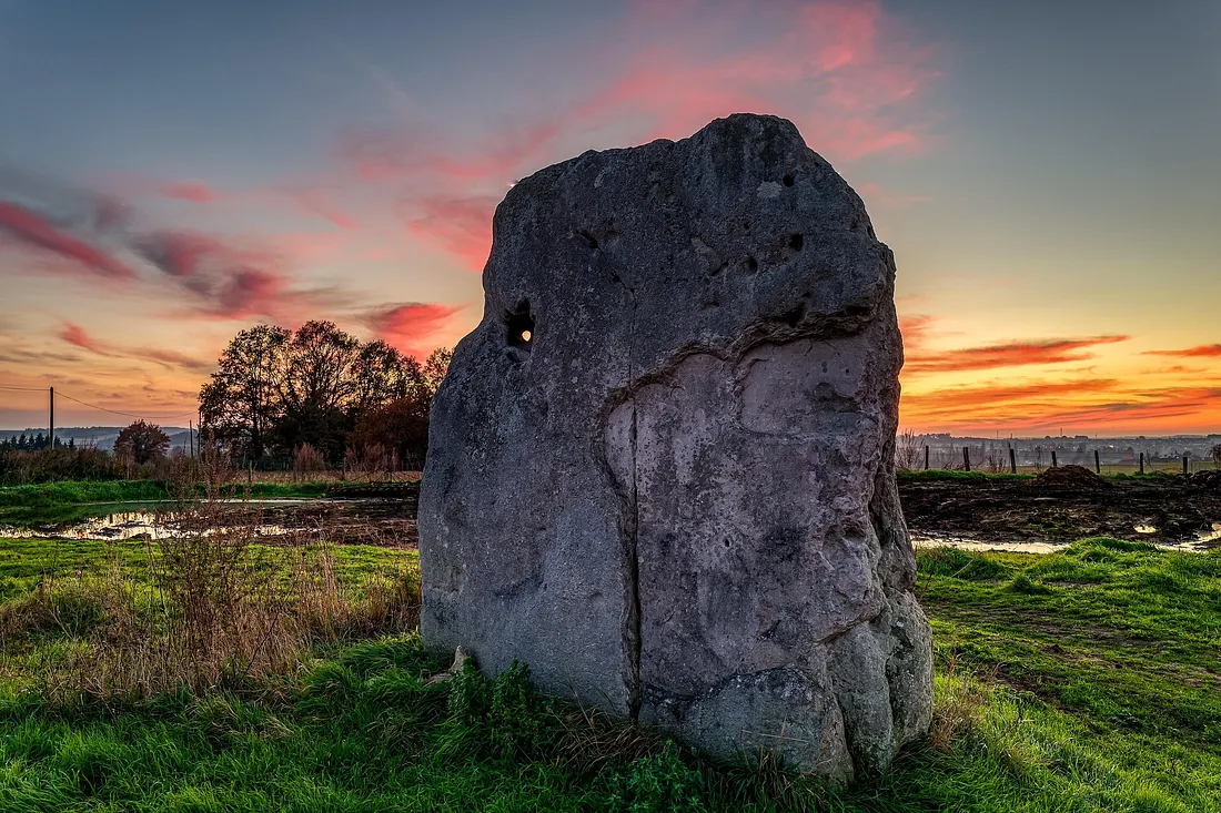 Неолитический стоячий камень. Люди, которые его установили, жили во время величайшего генетического потрясения в истории человечества.