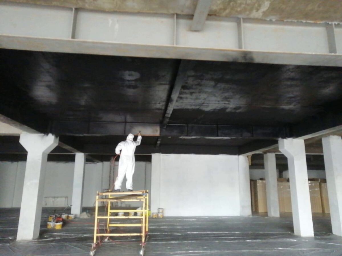 Безвоздушная окраска стен и потолков дисконт-центра Haier