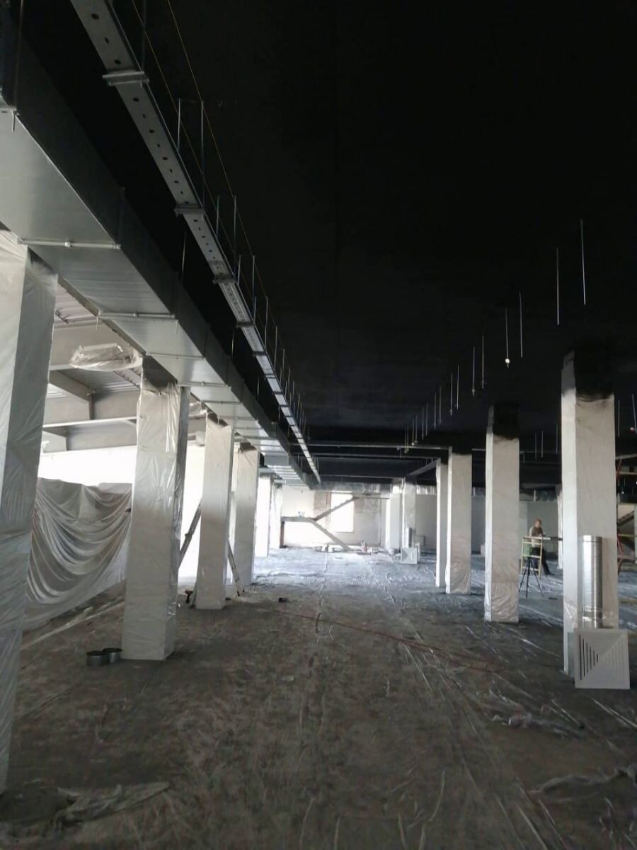 Процесс окраски стен и потолков дисконт-центра Haier