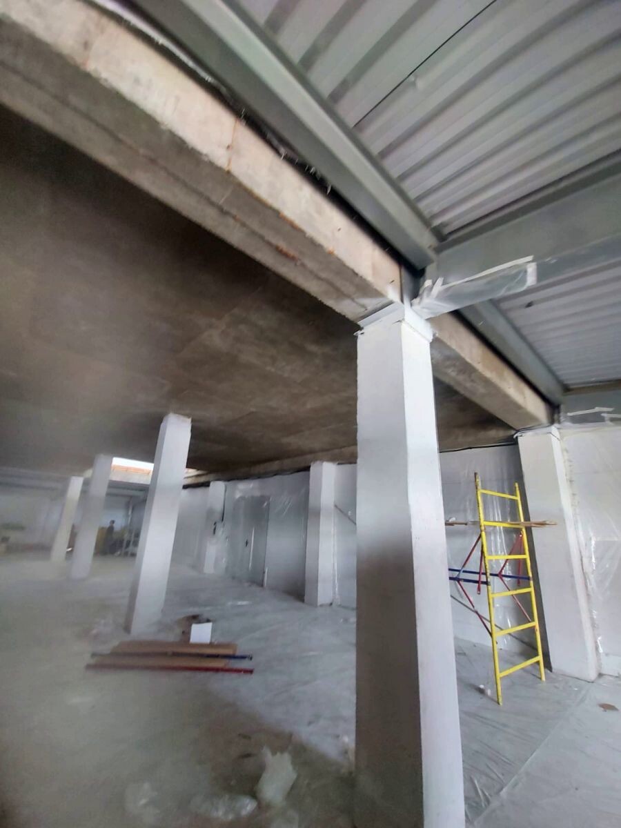 Процесс окраски стен и потолков дисконт-центра Haier