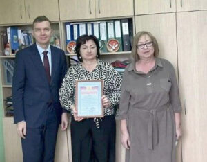 Награды педагогам вручили начальник Управления образования Администрации Аксайского района А.К. Кучеренко и председатель Аксайской районной организа-ции Общероссийского Профсоюза образования Г.Я. Сергеева.   
/ ФОТО из архива Управления образования Администрации Аксайского района Администратор  📷
