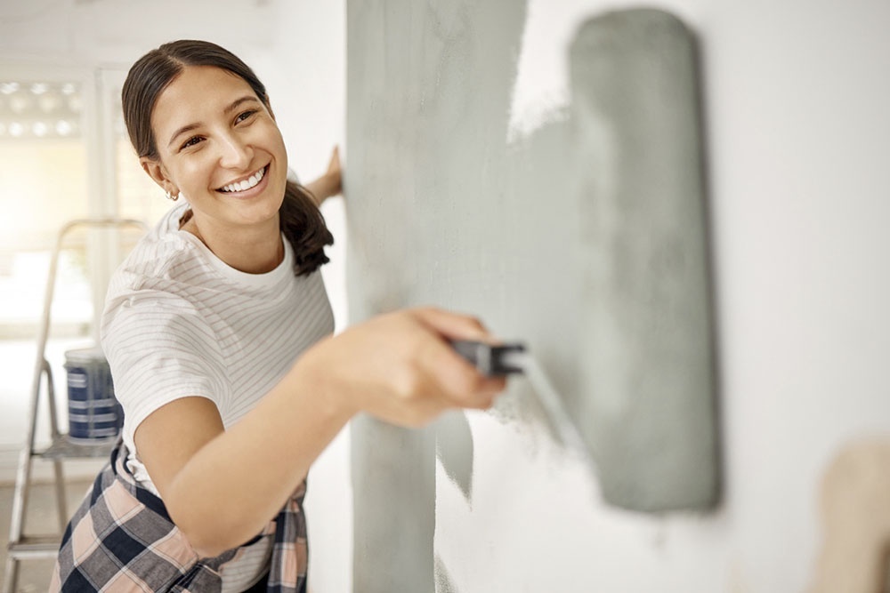    Самостоятельная покраска стен и потолков помогает сэкономить на отделке интерьера. / Фото: iStock