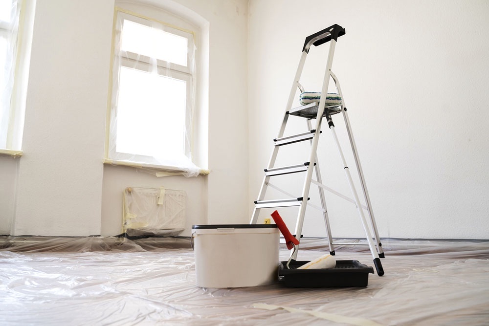    Как подготовить помещение к покраске: укрываем пол и мебель пленкой, фиксируем малярным скотчем. / Фото: iStock