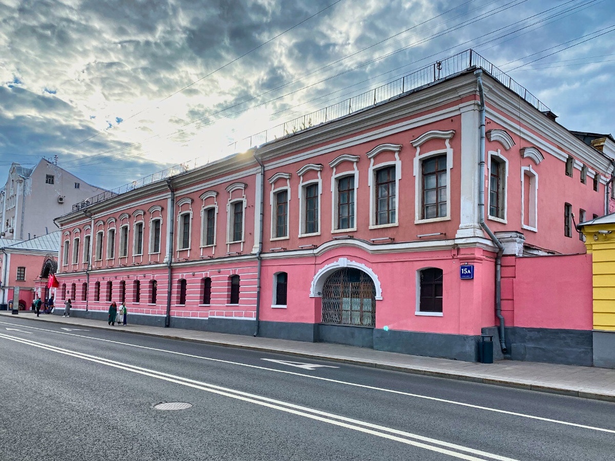 📷 Фото 2: Усадьба Голицыных — классический особняк XVIII века.