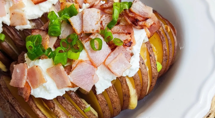 Картофель-гармошка с хрустящей ветчиной и нежной сырной начинкой: Ужин, который выглядит как шедевр