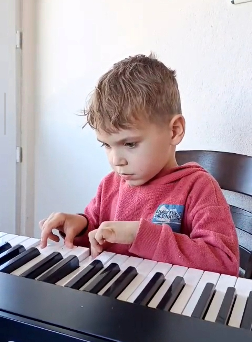 Стёпа уверенно обосновался на 3-м уровне, учится музыке, играет в теннис. Но... Маму предсказуемо не устраивает качество его речи 🤦‍♀️