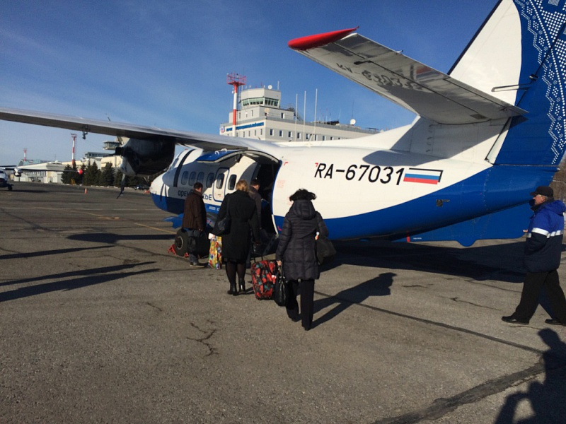 Посадка пассажиров в L-410